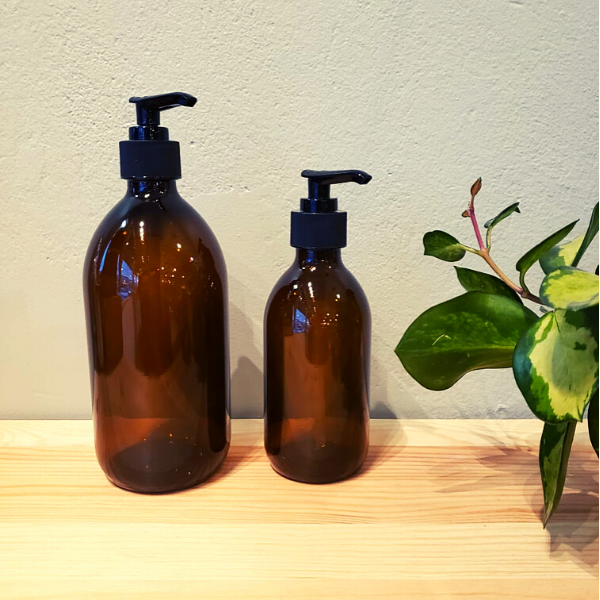 Glerflaska Amber með pumpu 250 ml