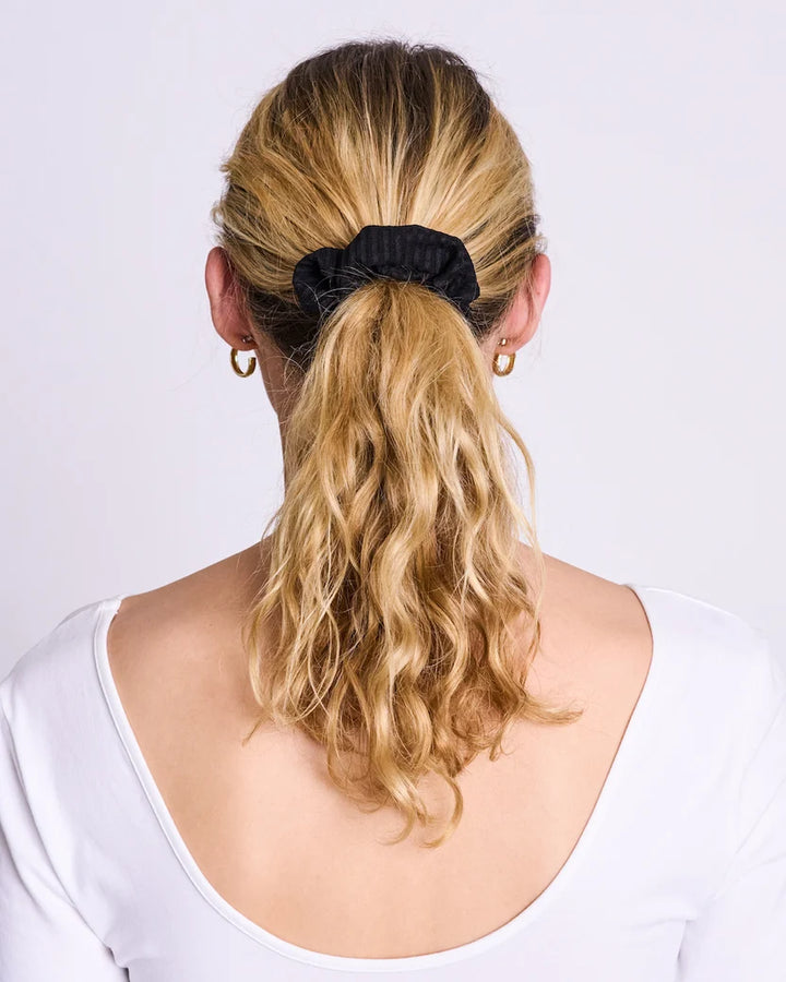 SCRUNCHIE RIB HÁRTEYGJA SVÖRT