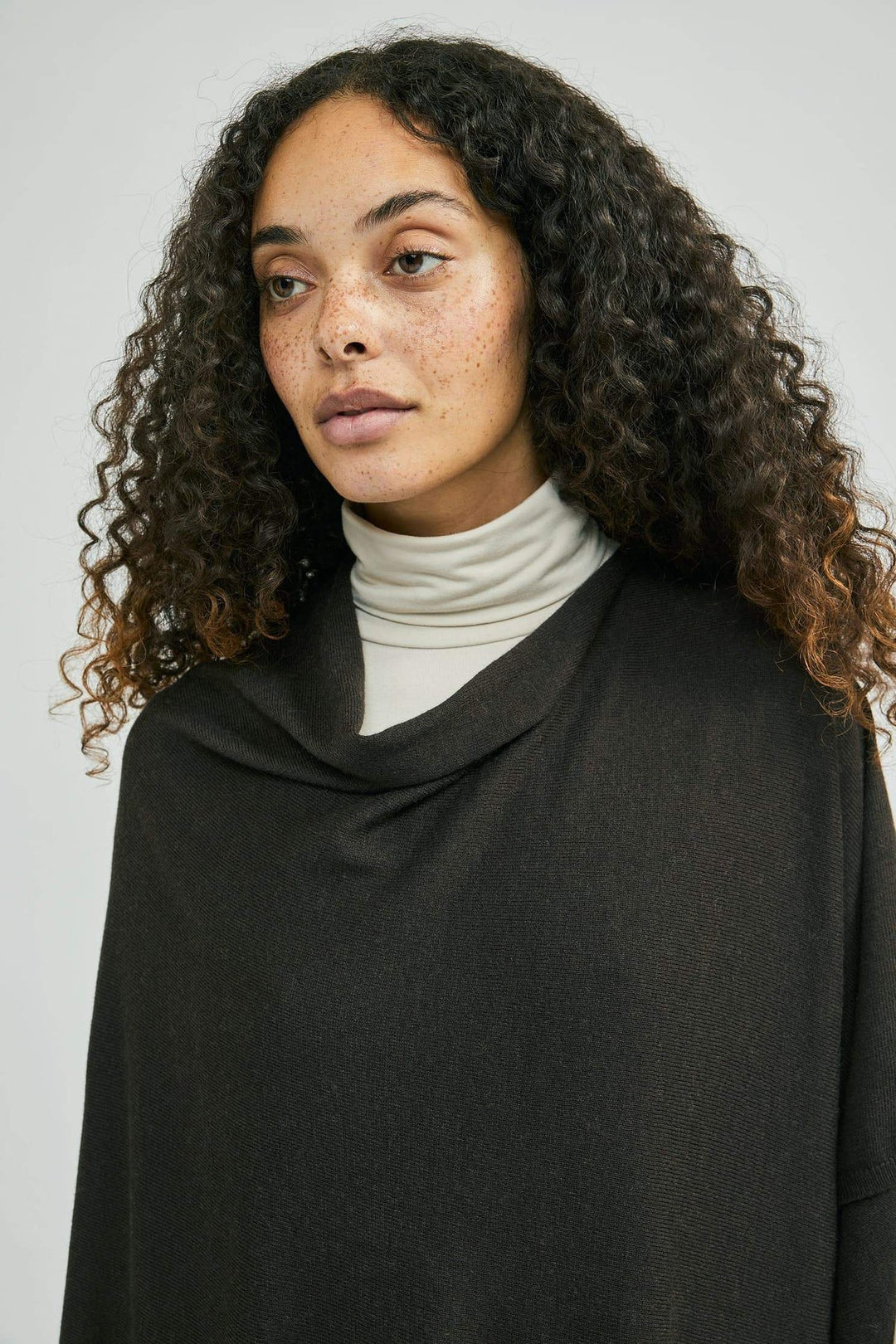 PETRINA PONCHO SVART