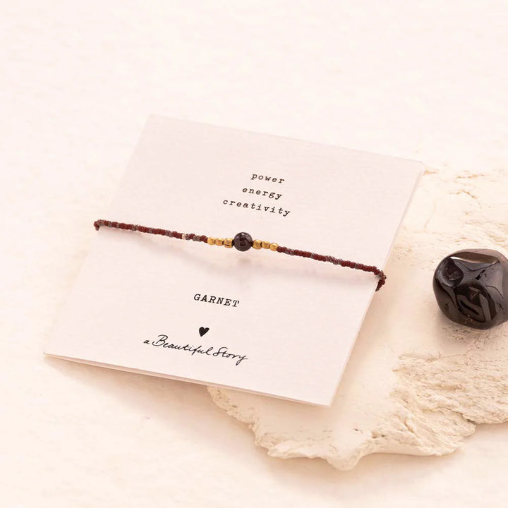 IRIS KORT - GARNET PERLU ARMBAND