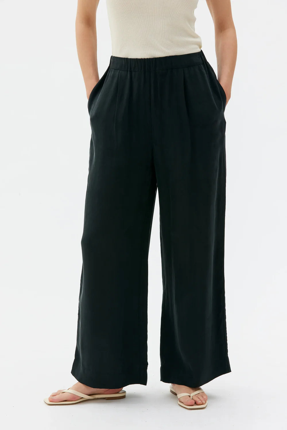 THEA FLOWY TENCEL BUXUR SVARTAR