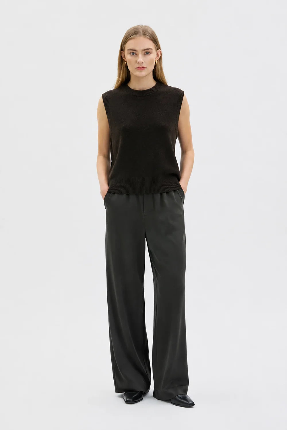 NERA ULLAR VESTI ÚR CASHMERE MOREL BROWN