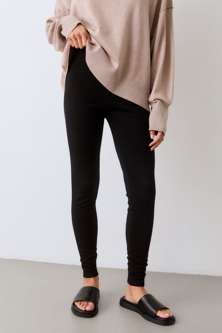 NEA LEGGINGS SVARTAR