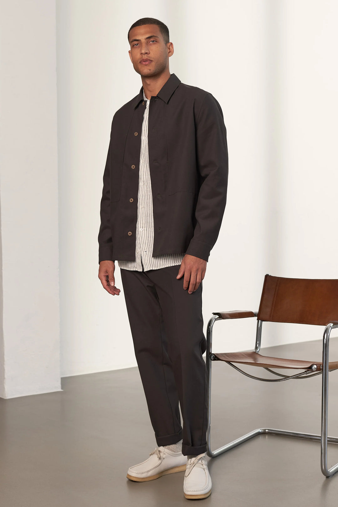 OWE JAKKASKYRTA ÚR TENCEL - GRAPHITE BROWN