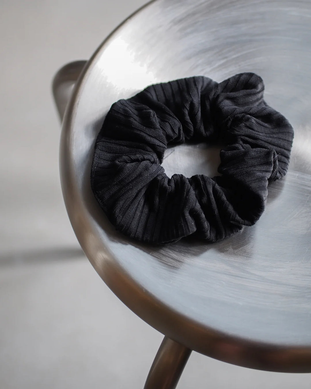 SCRUNCHIE RIB HÁRTEYGJA SVÖRT