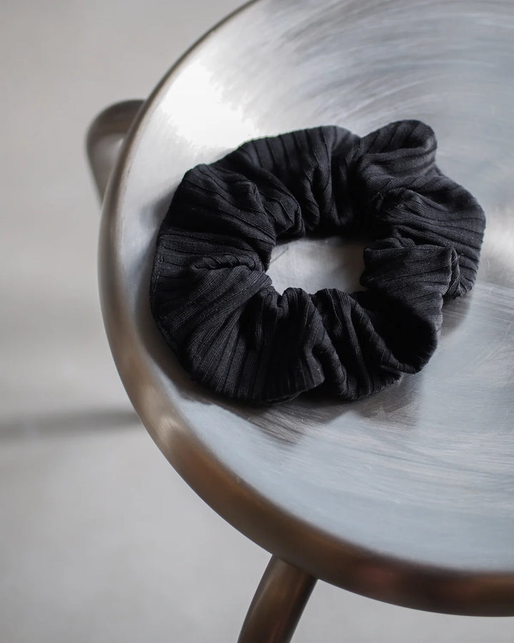 SCRUNCHIE RIB HÁRTEYGJA SVÖRT