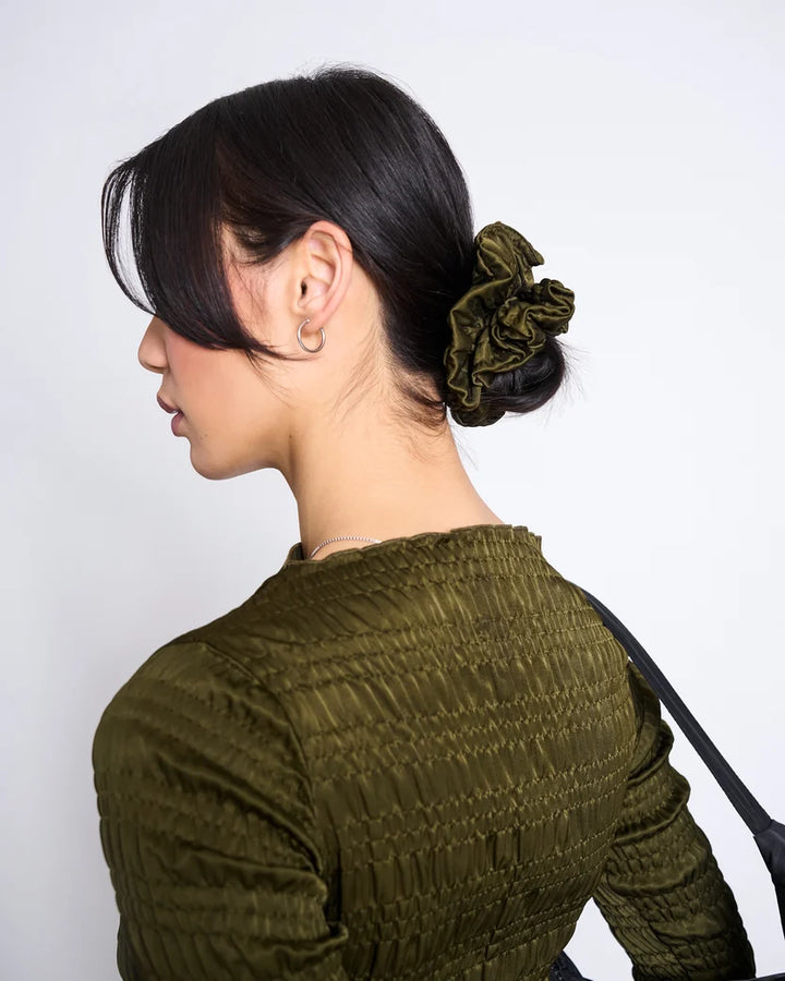 RIFFLED SCRUNCHIE STÓT ROSEMARY SMOCKED