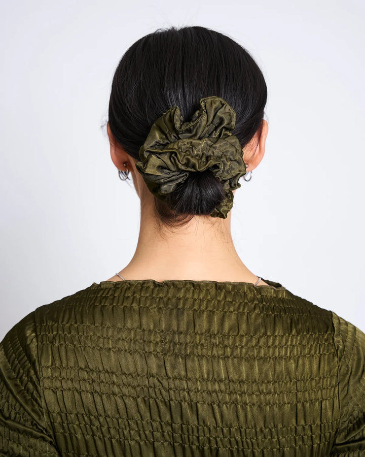RIFFLED SCRUNCHIE STÓT ROSEMARY SMOCKED