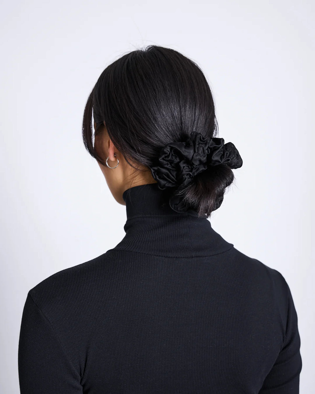 RIFFLED SCRUNCHIE STÓT SVÖRT