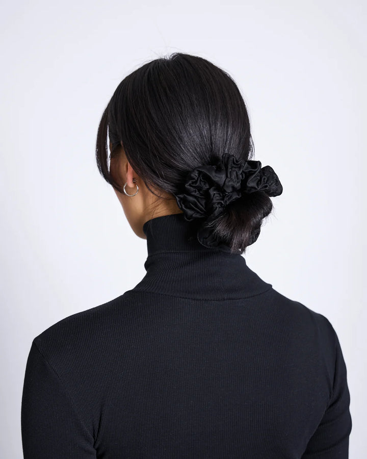 RIFFLED SCRUNCHIE STÓT SVÖRT