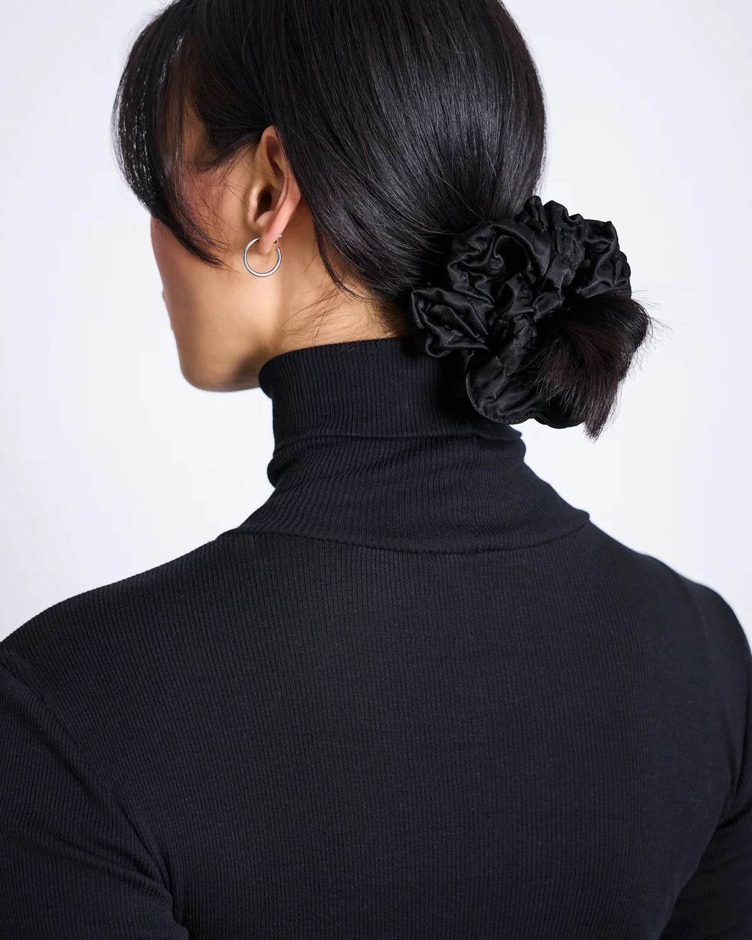 RIFFLED SCRUNCHIE STÓT SVÖRT