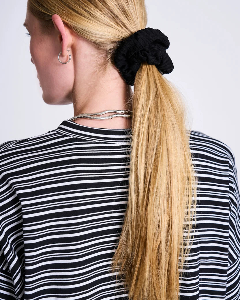 SCRUNCHIE RIB HÁRTEYGJA SVÖRT